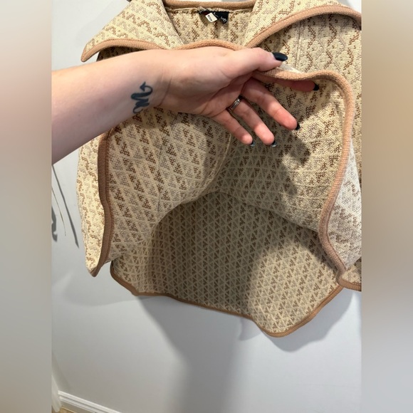 'A Dafydd Snowdon Design' Cream Welsh Wool Tapestry Cape - Picture 6 of 13